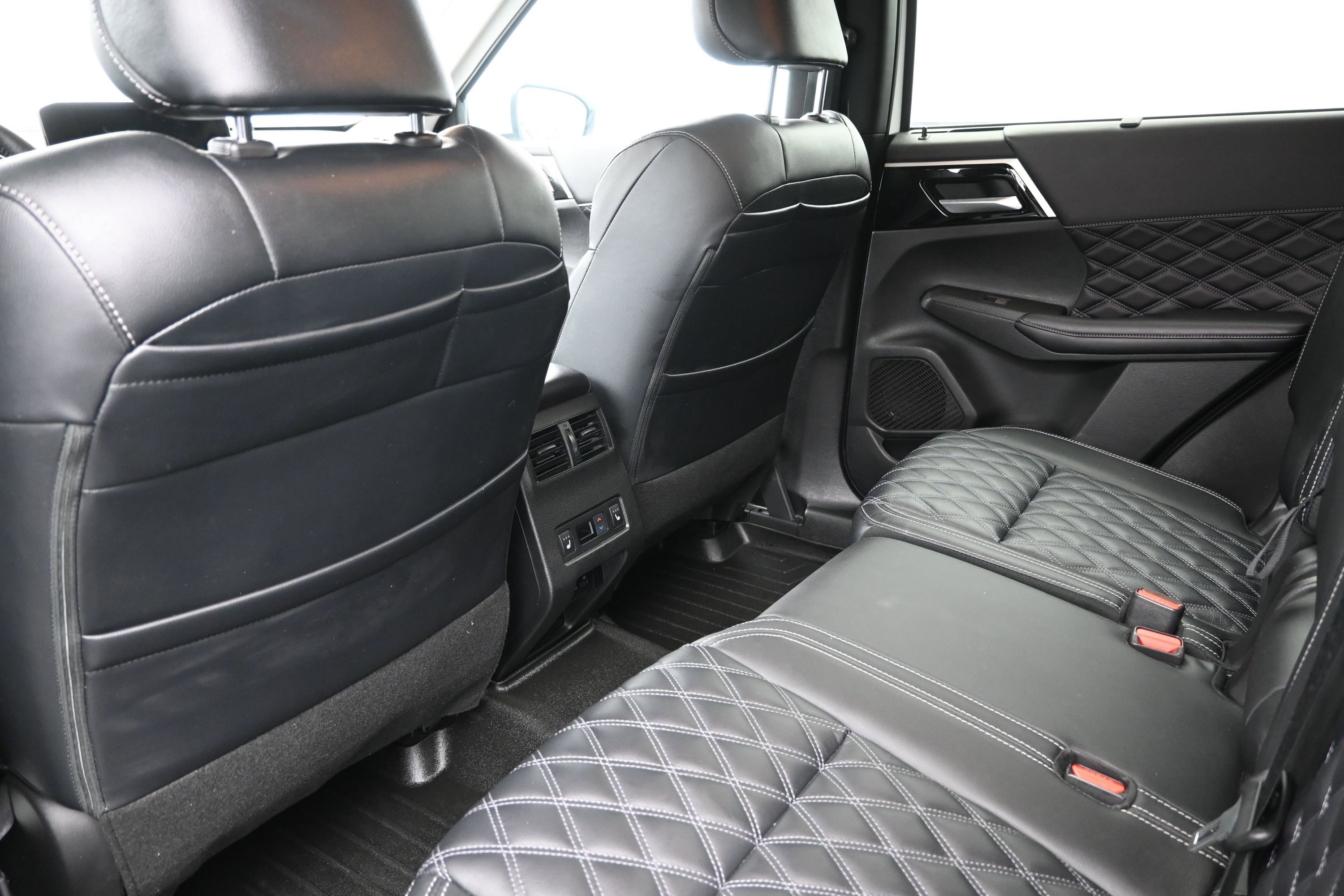 Used 2024 Mitsubishi Outlander SEL AWD/4WD image 21