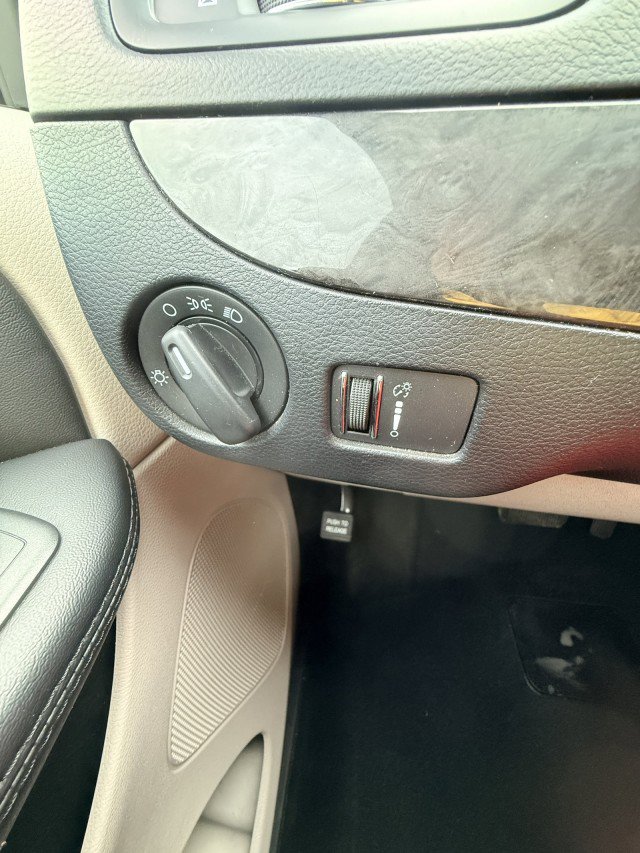 Used 2019 Dodge Grand Caravan SE w/ UConnect Hands-Free Group image 17