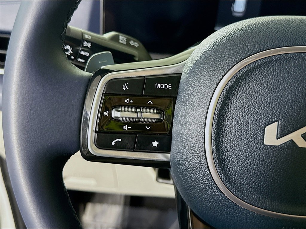 Used 2026 Kia Carnival EX image 22