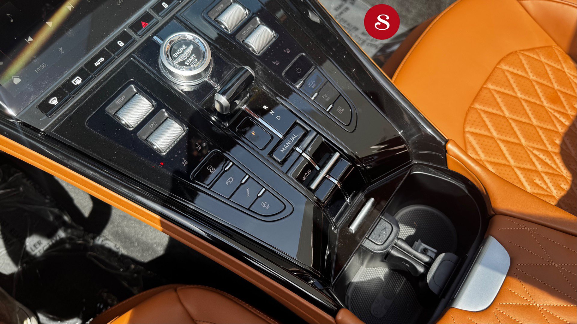 Used 2025 Aston Martin DB12 Convertible RWD image 18