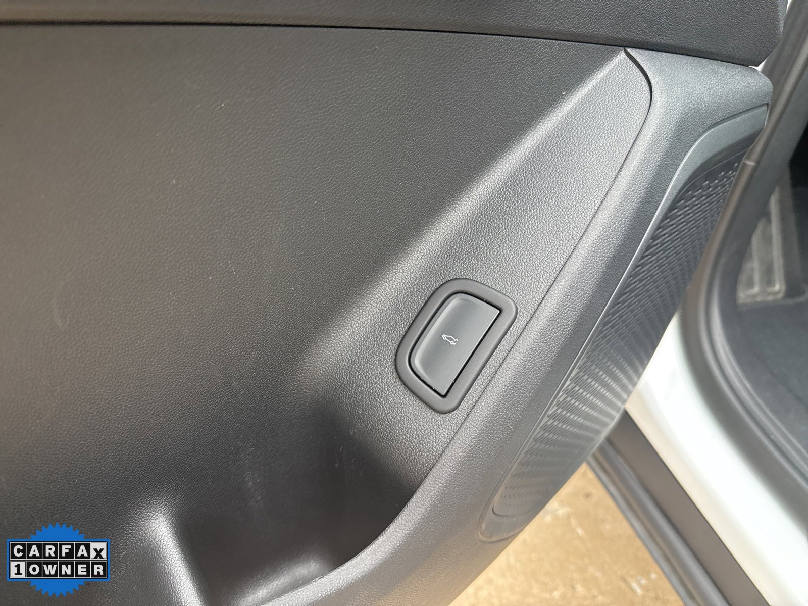 Used 2025 Chevrolet Traverse LT image 14