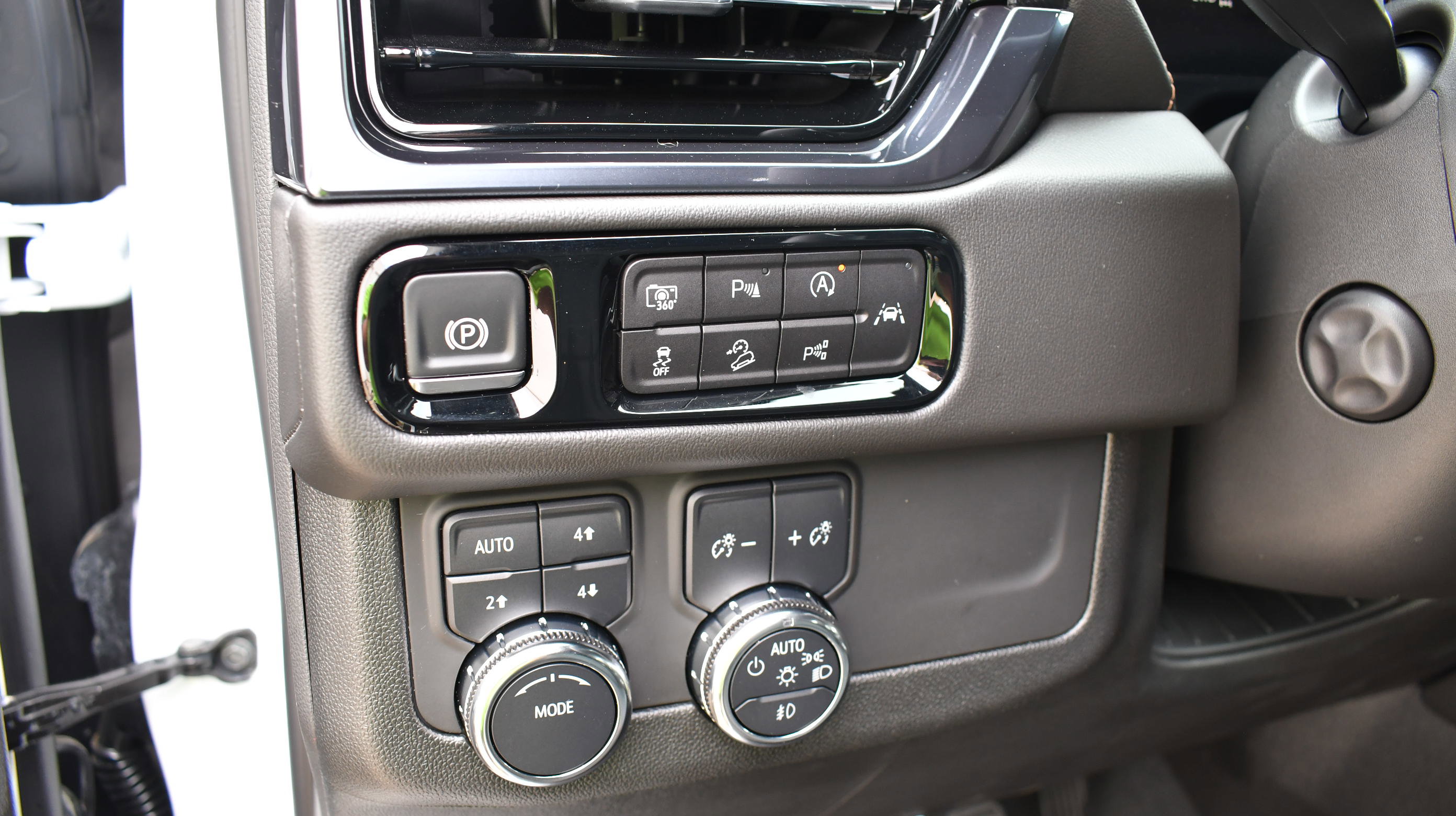 Used 2025 GMC Yukon AT4 AWD/4WD image 17