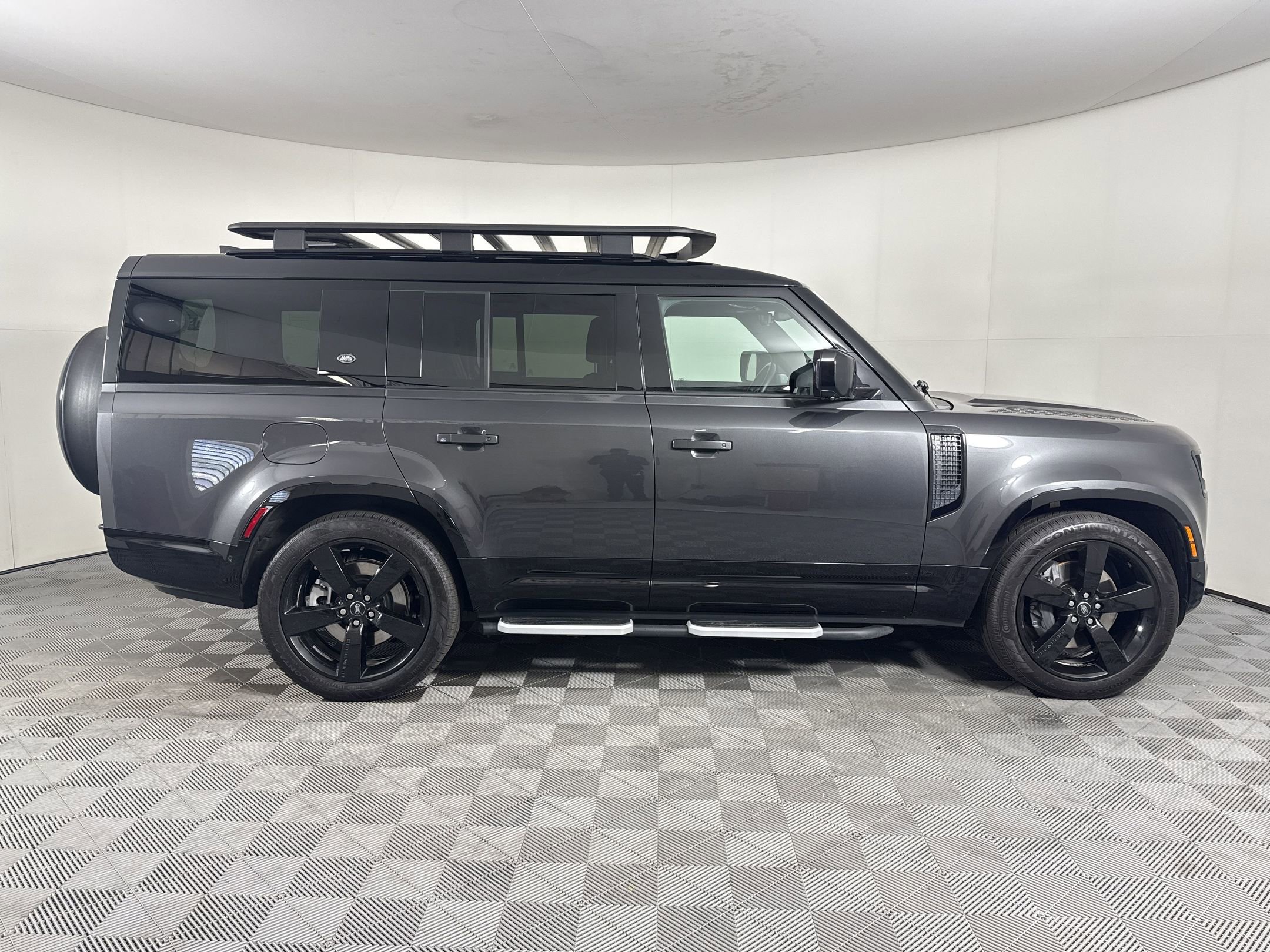 Used 2023 Land Rover Defender 130 X-Dynamic SE image 9