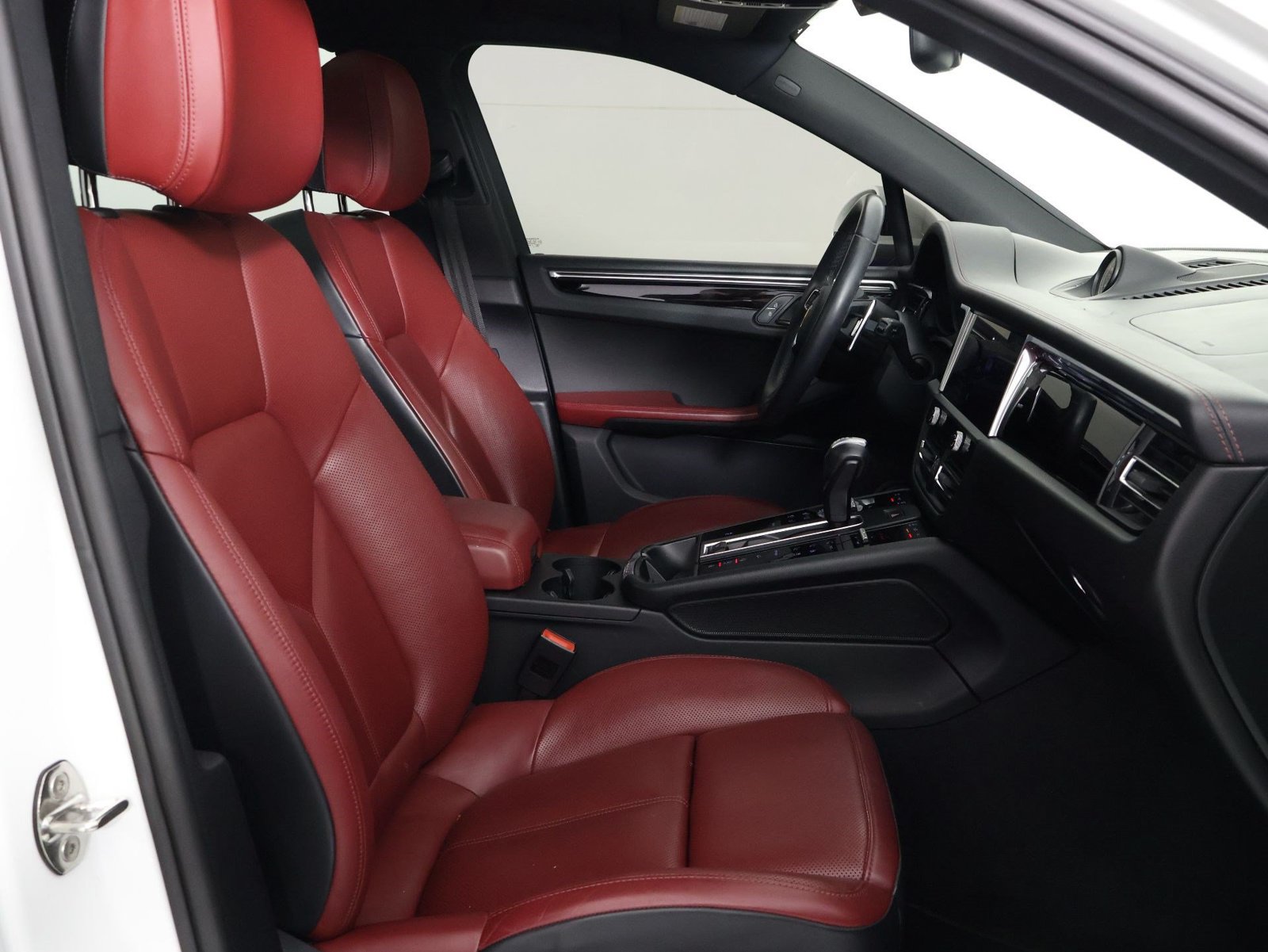 Certified 2023 Porsche Macan AWD/4WD image 31