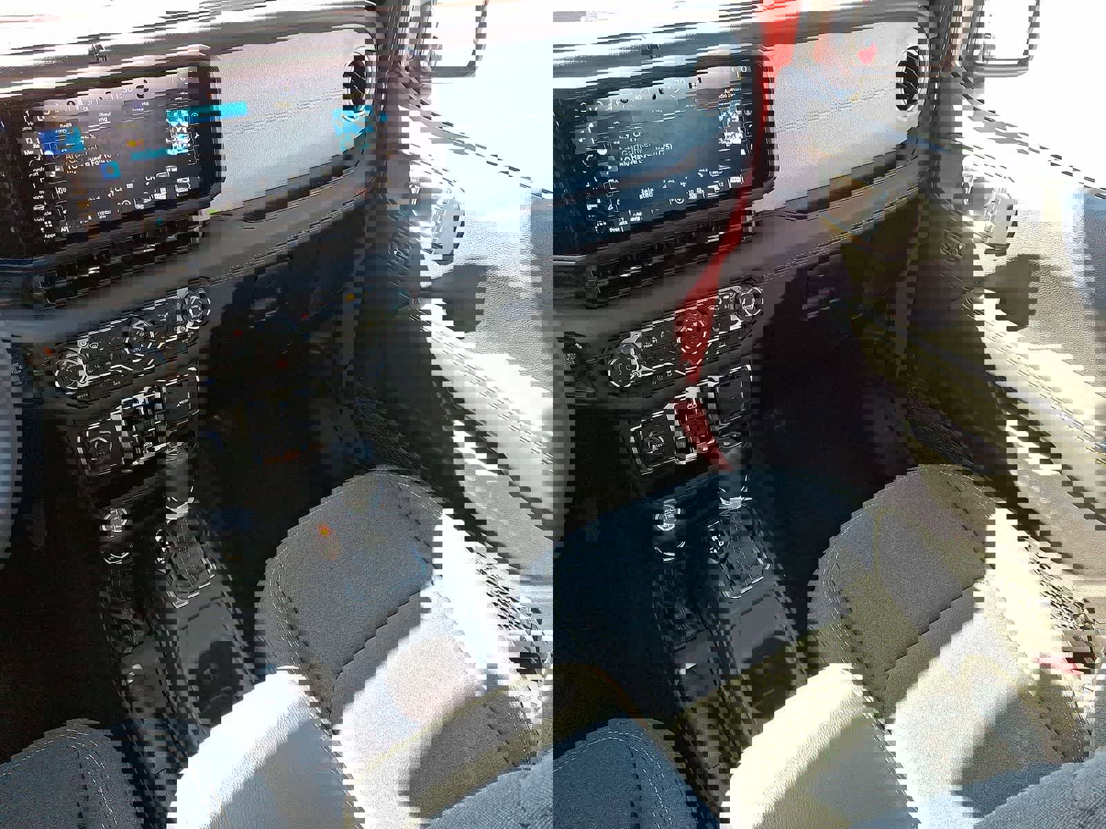 Used 2025 Jeep Wrangler Sahara image 12