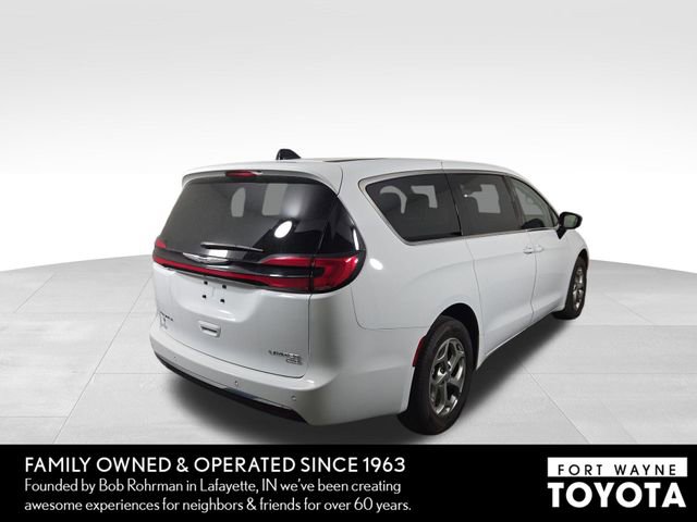 Used 2024 Chrysler Pacifica Limited image 7