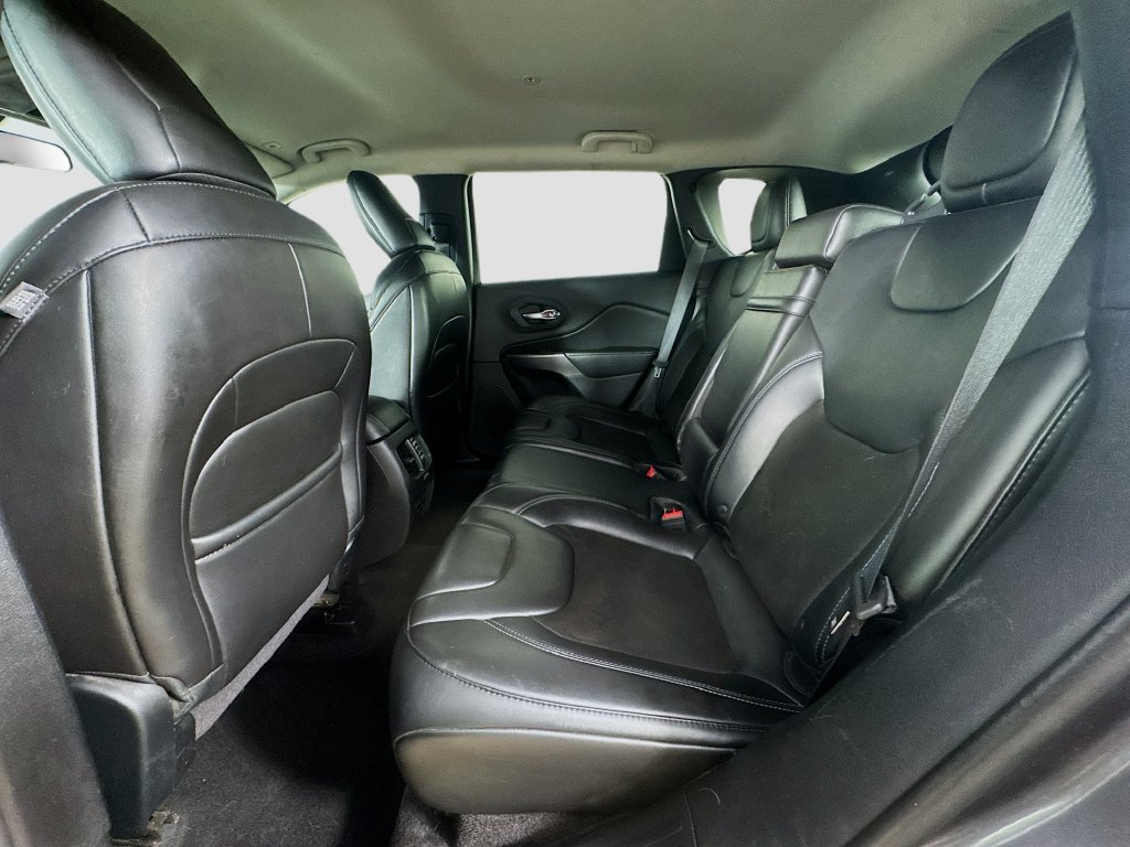 Used 2019 Jeep Cherokee Latitude Plus AWD/4WD image 27