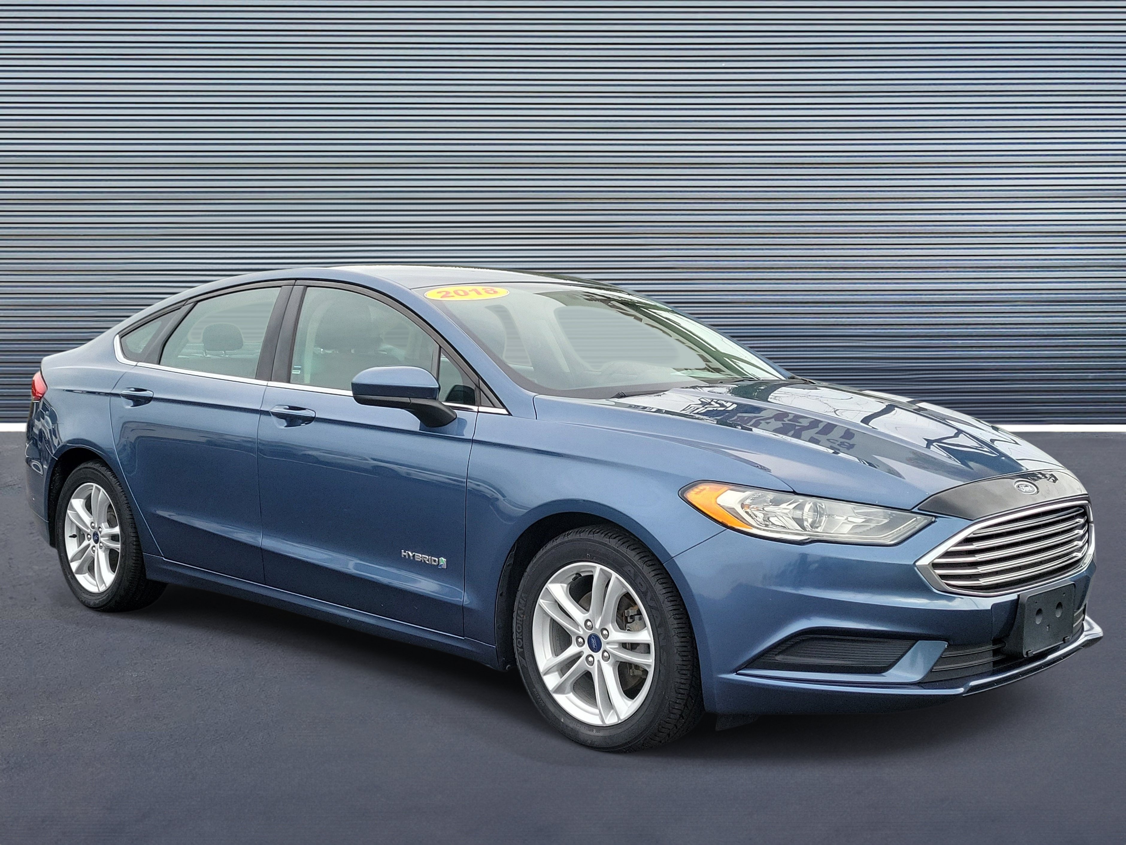Used 2018 Ford Fusion SE FWD image 2