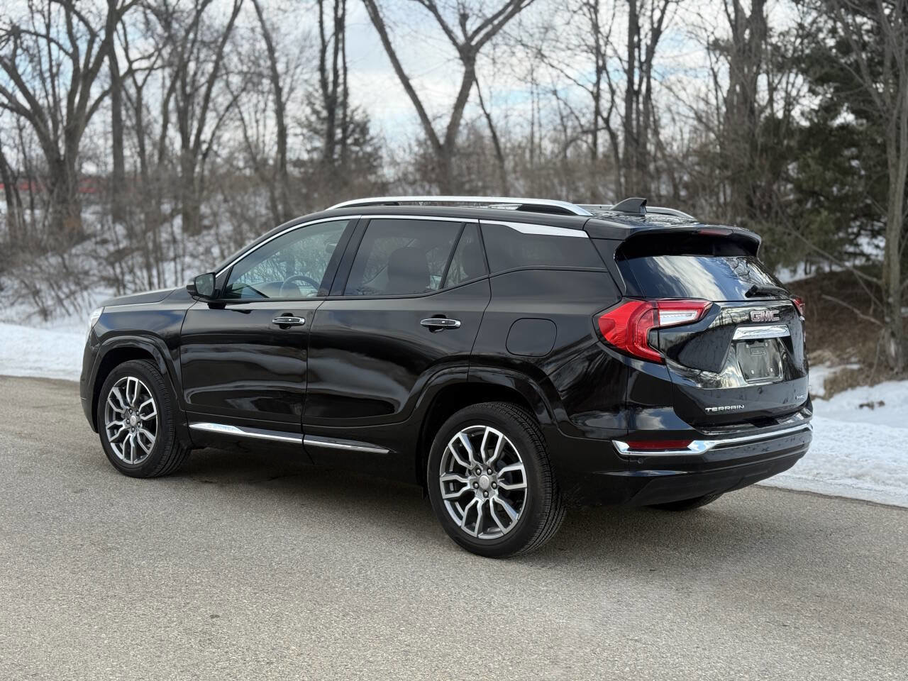 Used 2024 GMC Terrain Denali w/ Denali Premium Package AWD/4WD image 6
