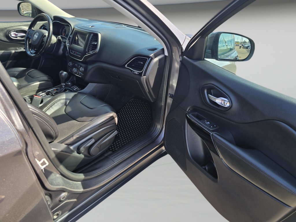 Used 2020 Jeep Cherokee Latitude Plus AWD/4WD image 26