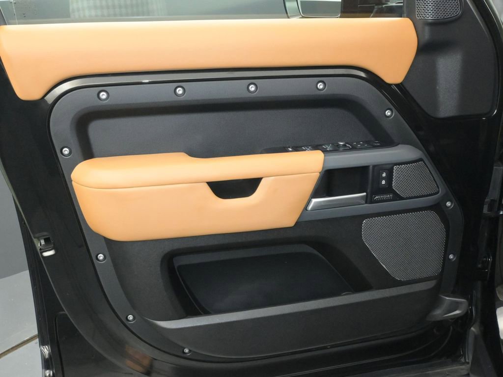 Used 2023 Land Rover Defender 110 X-Dynamic SE image 21