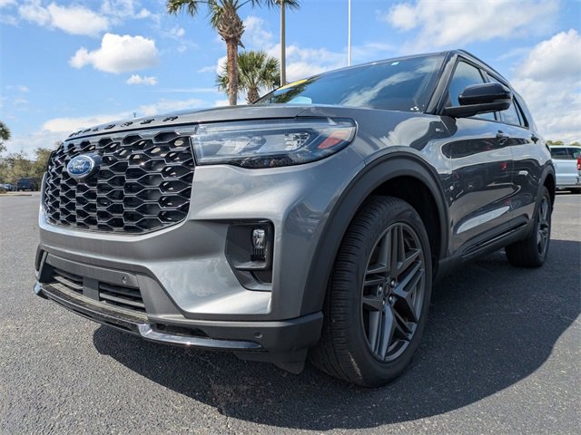 Used 2025 Ford Explorer ST-Line w/ ST-Line Street Pack image 8