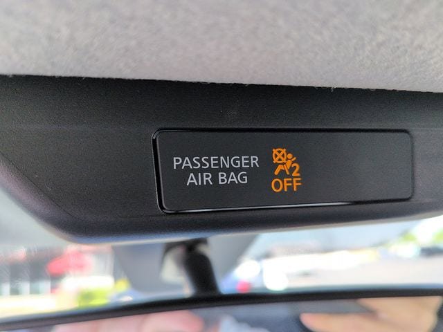 Used 2025 Nissan Kicks SV AWD/4WD image 24