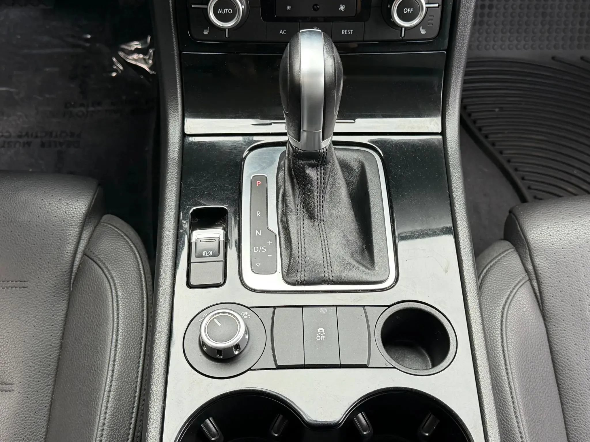 Used 2013 Volkswagen Touareg Sport AWD/4WD image 29
