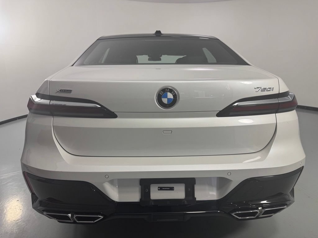Used 2023 BMW 760i xDrive w/ Parking Assistance Package AWD/4WD image 7