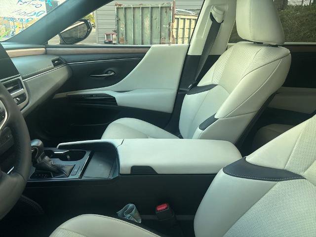 Used 2023 Lexus ES 350 w/ Premium Package FWD image 2