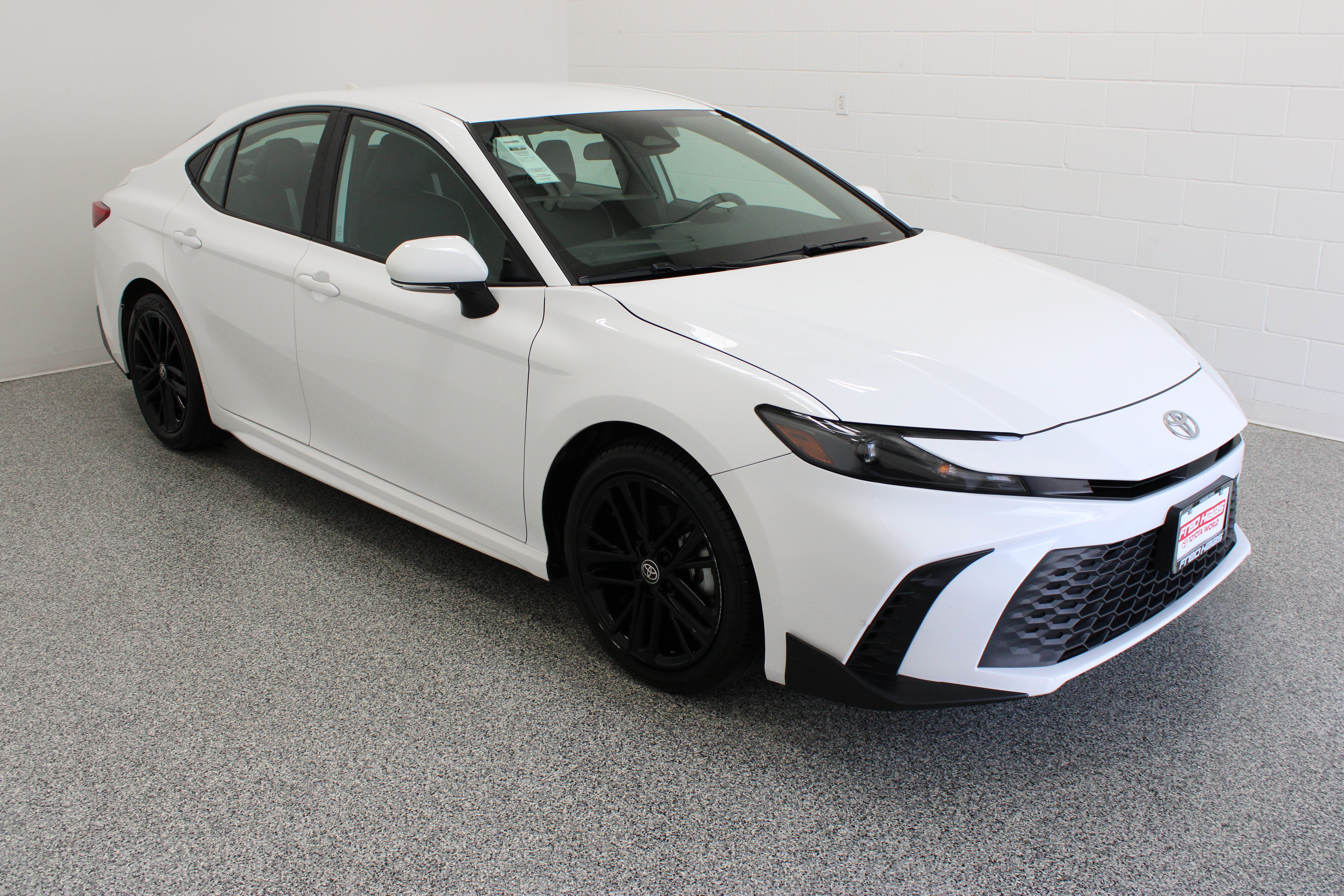 Used 2025 Toyota Camry SE FWD image 4