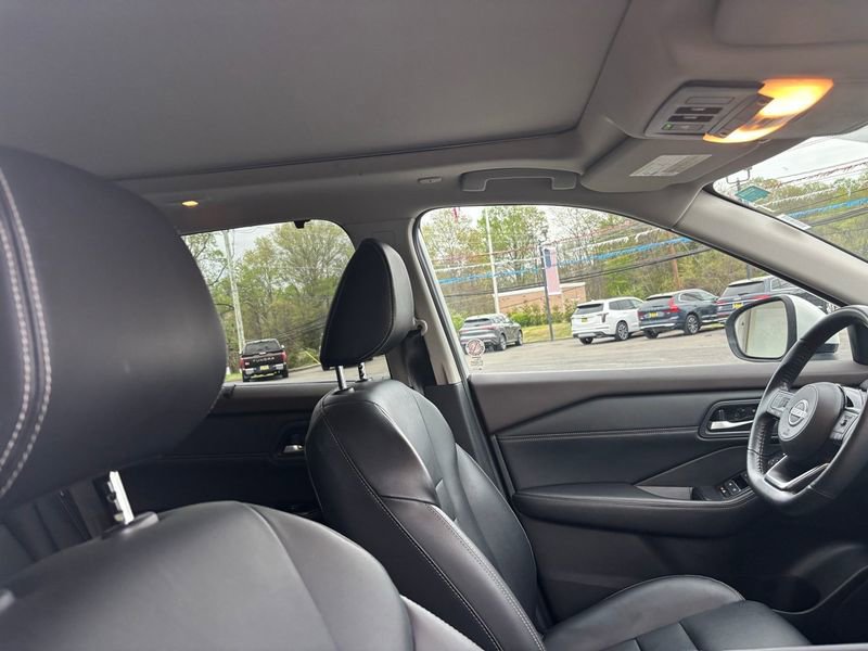 Used 2023 Nissan Rogue SL w/ SL Premium Package image 17