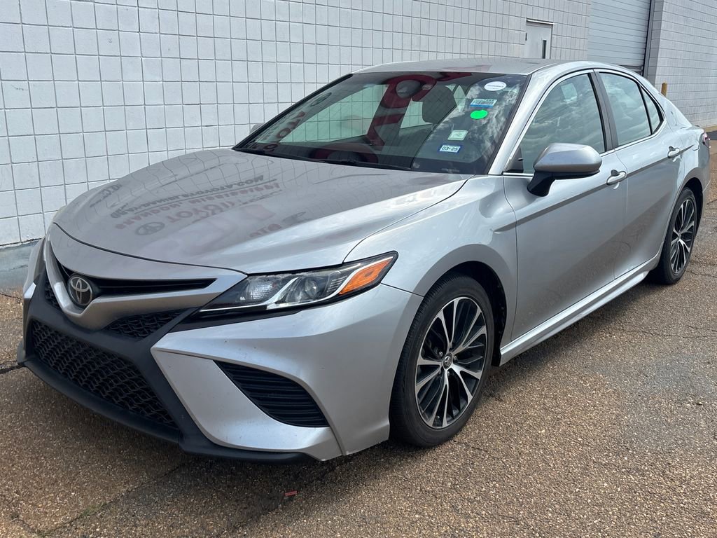 Used 2018 Toyota Camry SE FWD image 1