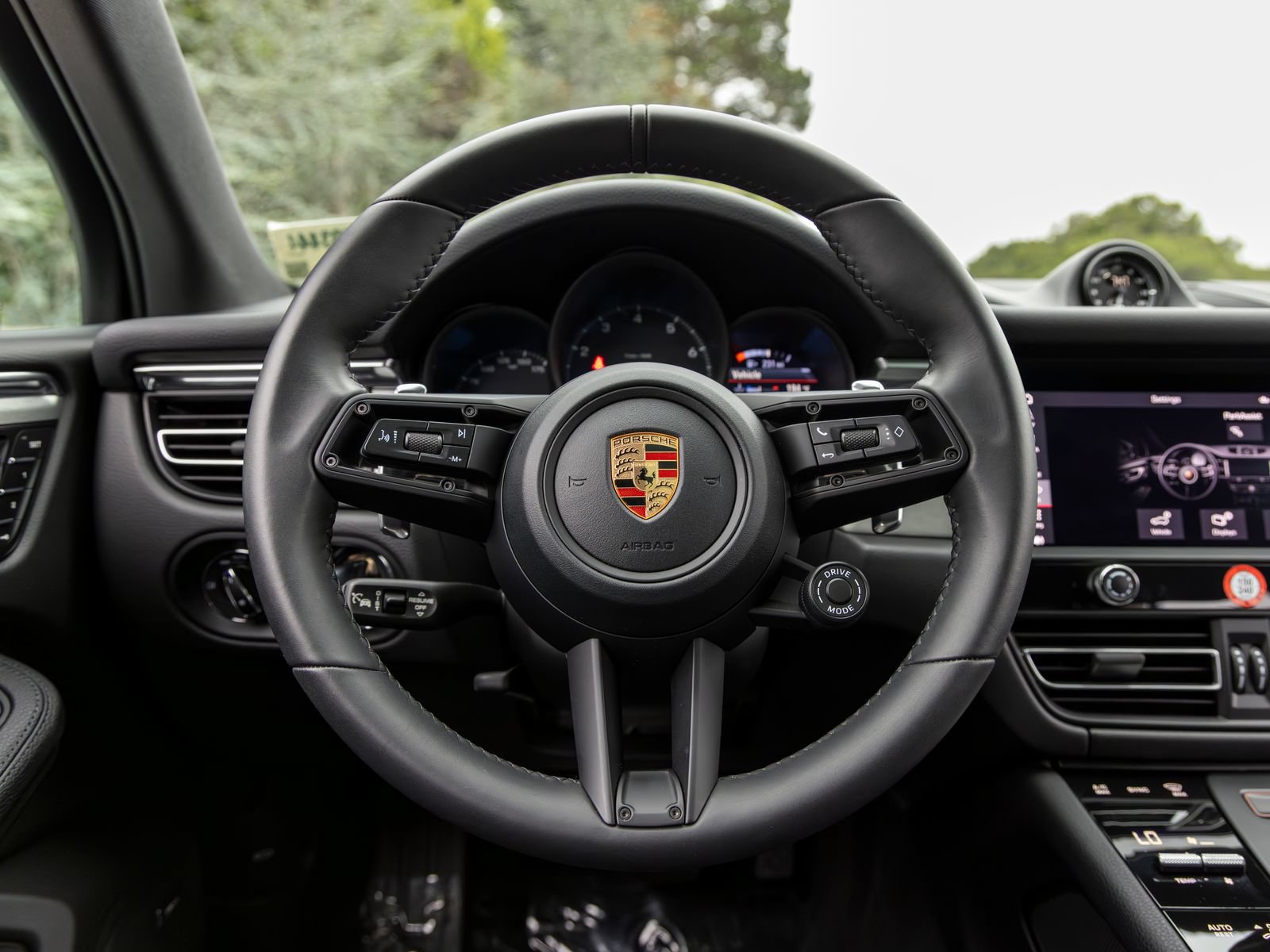 Certified 2026 Porsche Macan AWD/4WD image 30