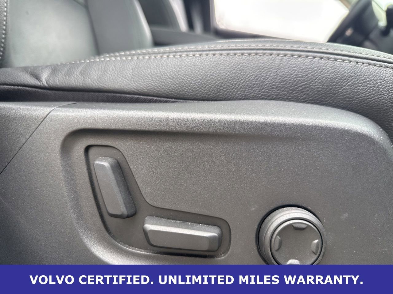 Certified 2025 Volvo XC40 B5 Plus AWD/4WD image 11