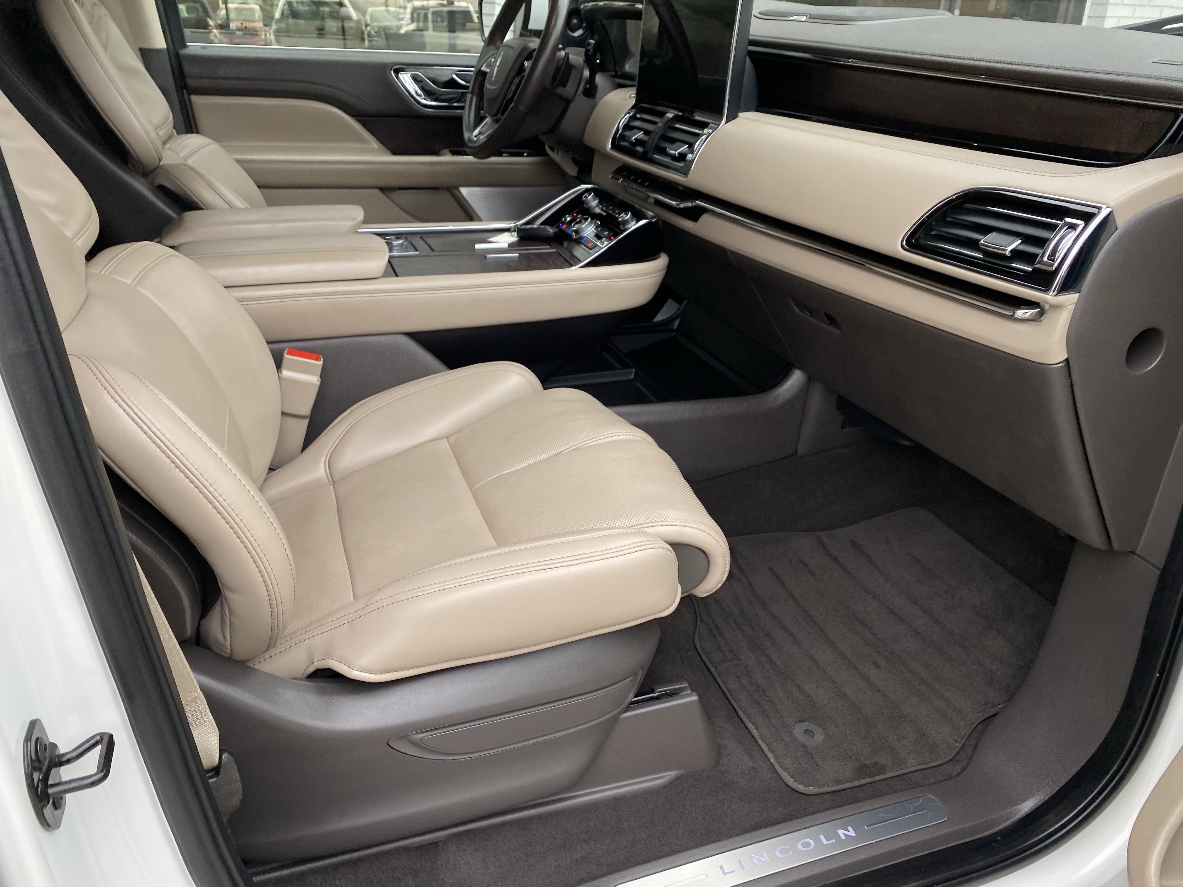 Used 2024 Lincoln Navigator L Reserve AWD/4WD image 7