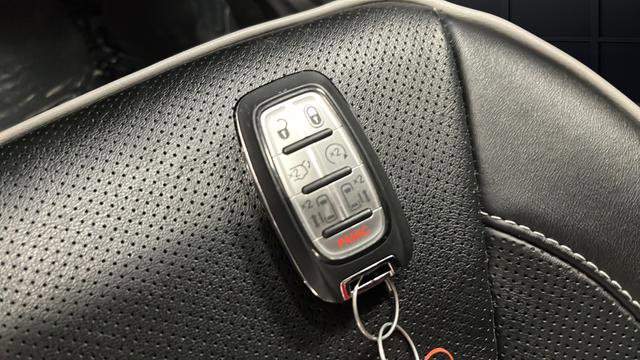 Used 2023 Chrysler Pacifica Limited w/ Uconnect Theater Family Group FWD image 42