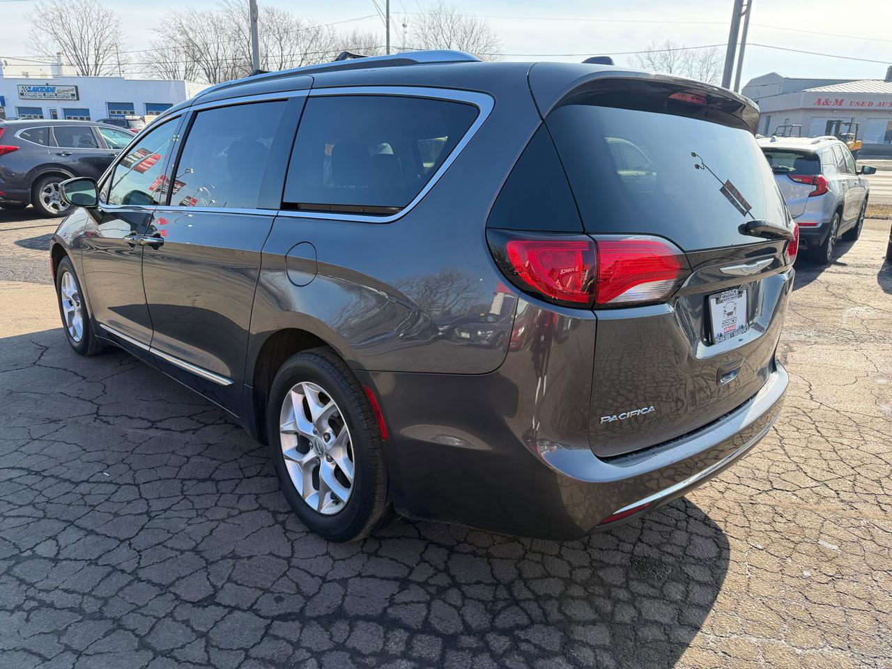 Used 2018 Chrysler Pacifica Touring-L w/ Tire & Wheel Group image 5