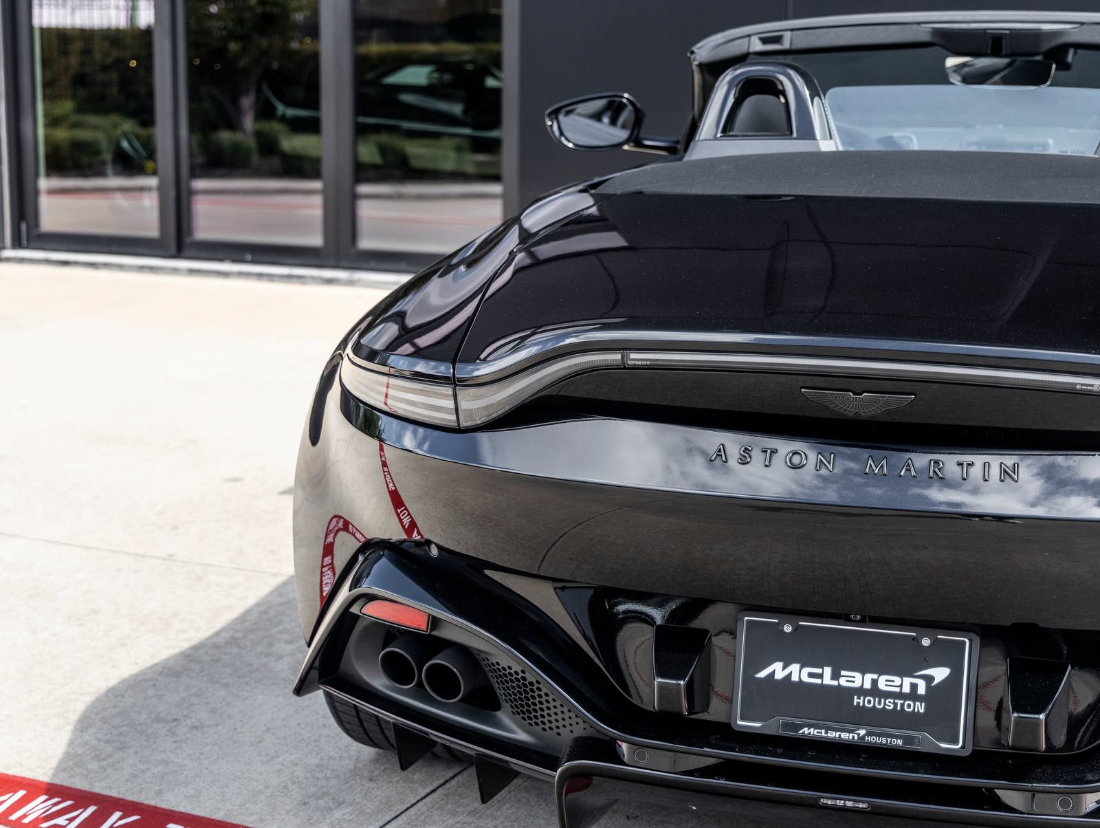 Used 2022 Aston Martin V8 Vantage Roadster RWD image 12