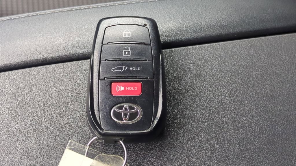 Used 2024 Toyota Highlander LE AWD/4WD image 28