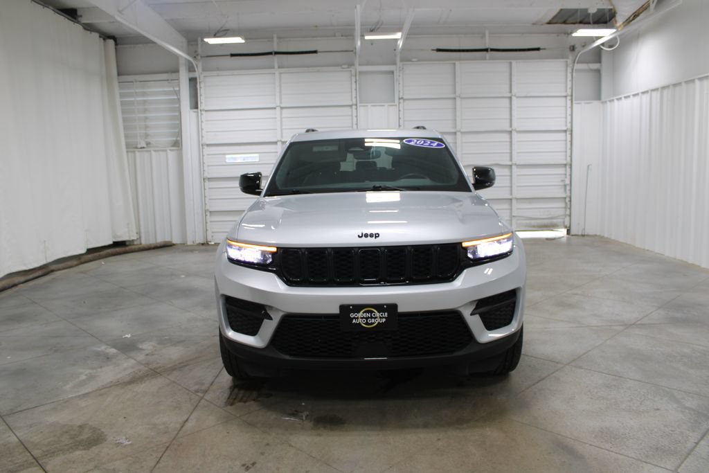 Used 2024 Jeep Grand Cherokee Altitude AWD/4WD image 3