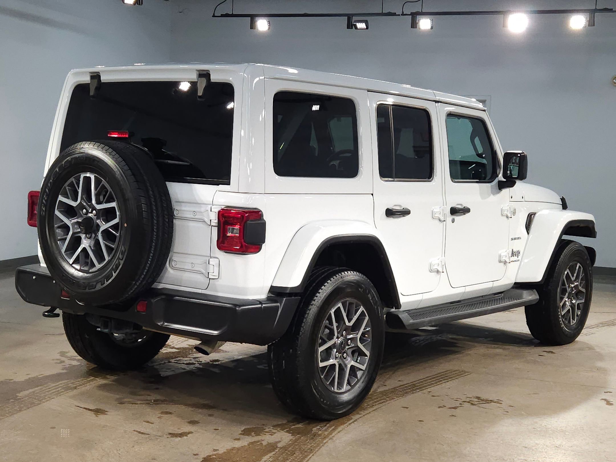 Used 2024 Jeep Wrangler Sahara image 7