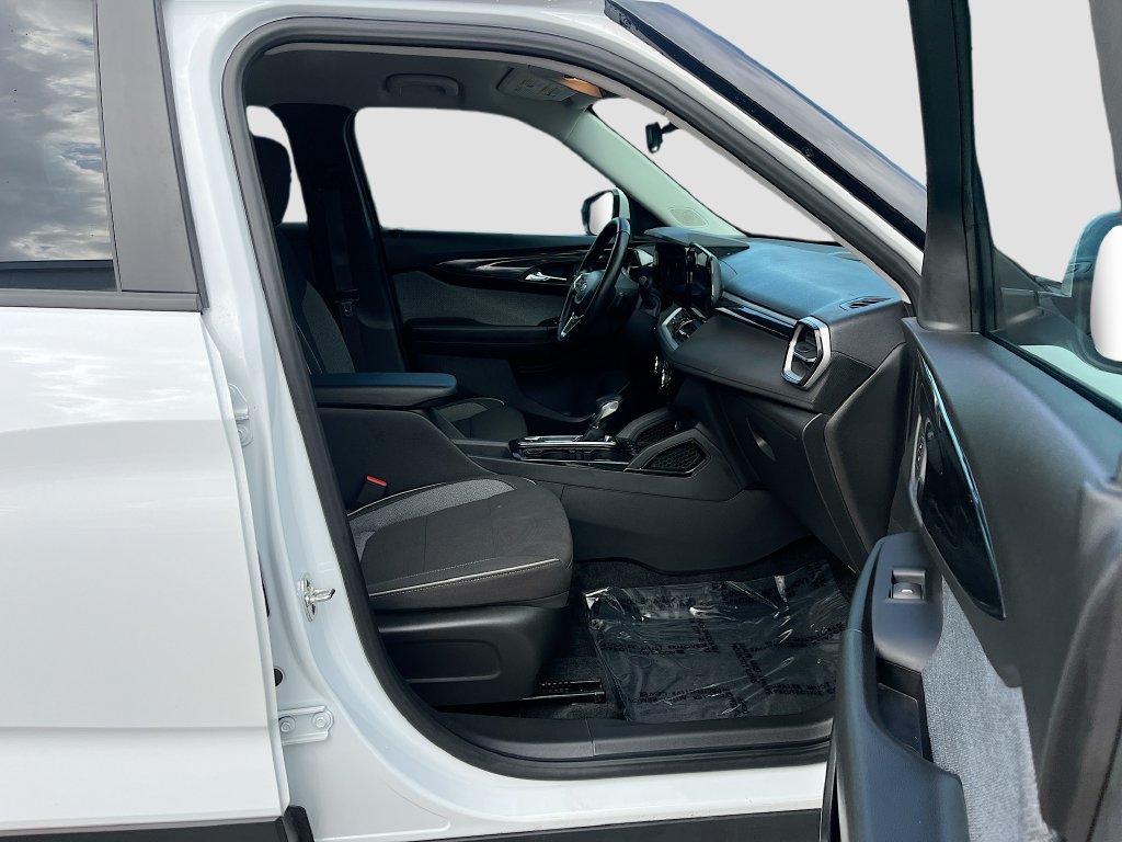 Used 2025 Chevrolet TrailBlazer LT w/ LT Cold Weather Package FWD image 26