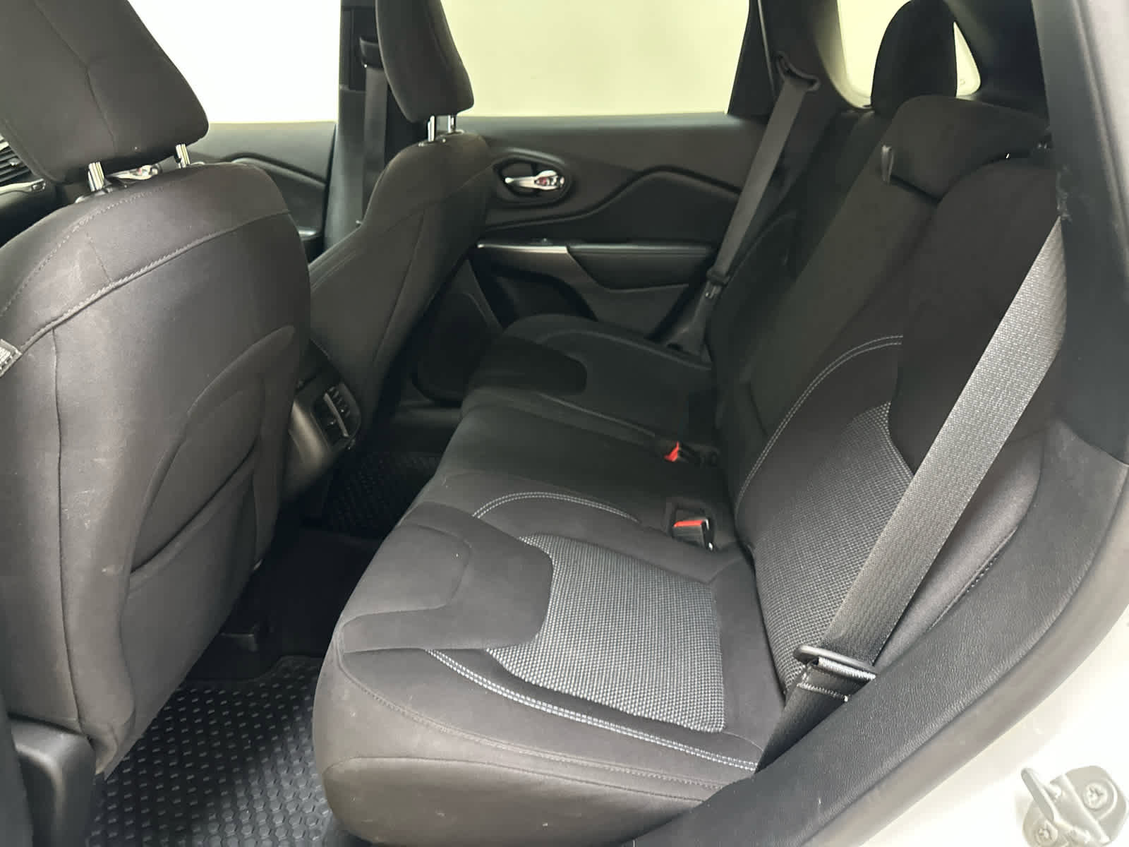 Used 2020 Jeep Cherokee Latitude w/ Cold Weather Group image 18