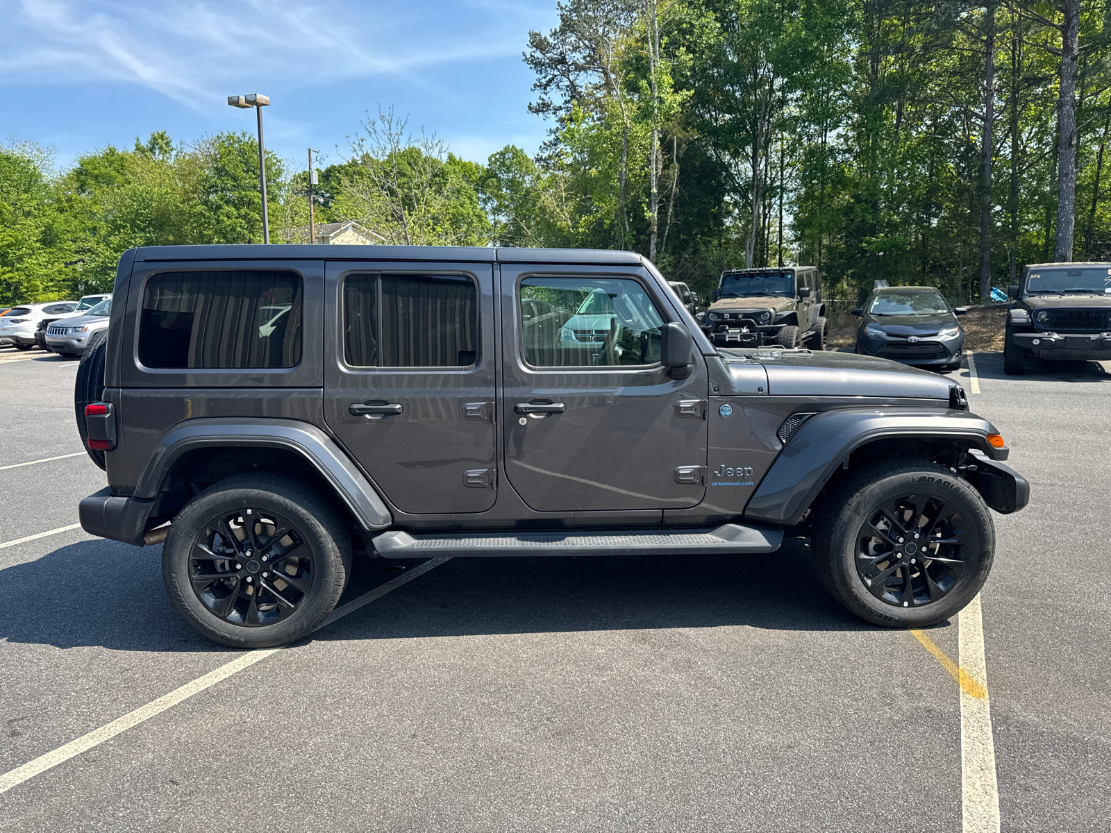 Used 2025 Jeep Wrangler Unlimited Sahara AWD/4WD image 5