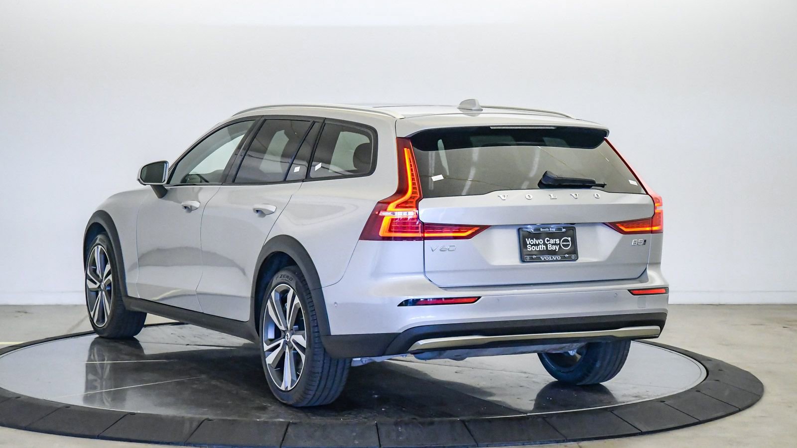 Certified 2025 Volvo V60 B5 Cross Country Plus image 2