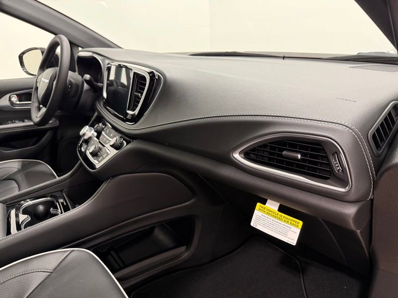 New 2026 Chrysler Pacifica Limited image 19