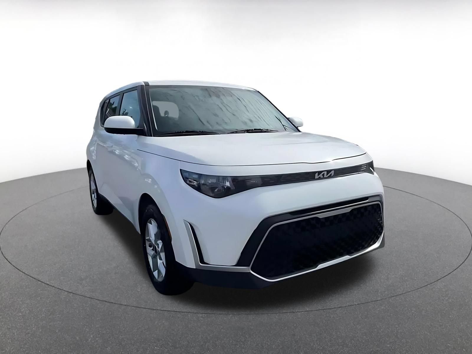 Used 2025 Kia Soul LX w/ LX Technology Package FWD image 3