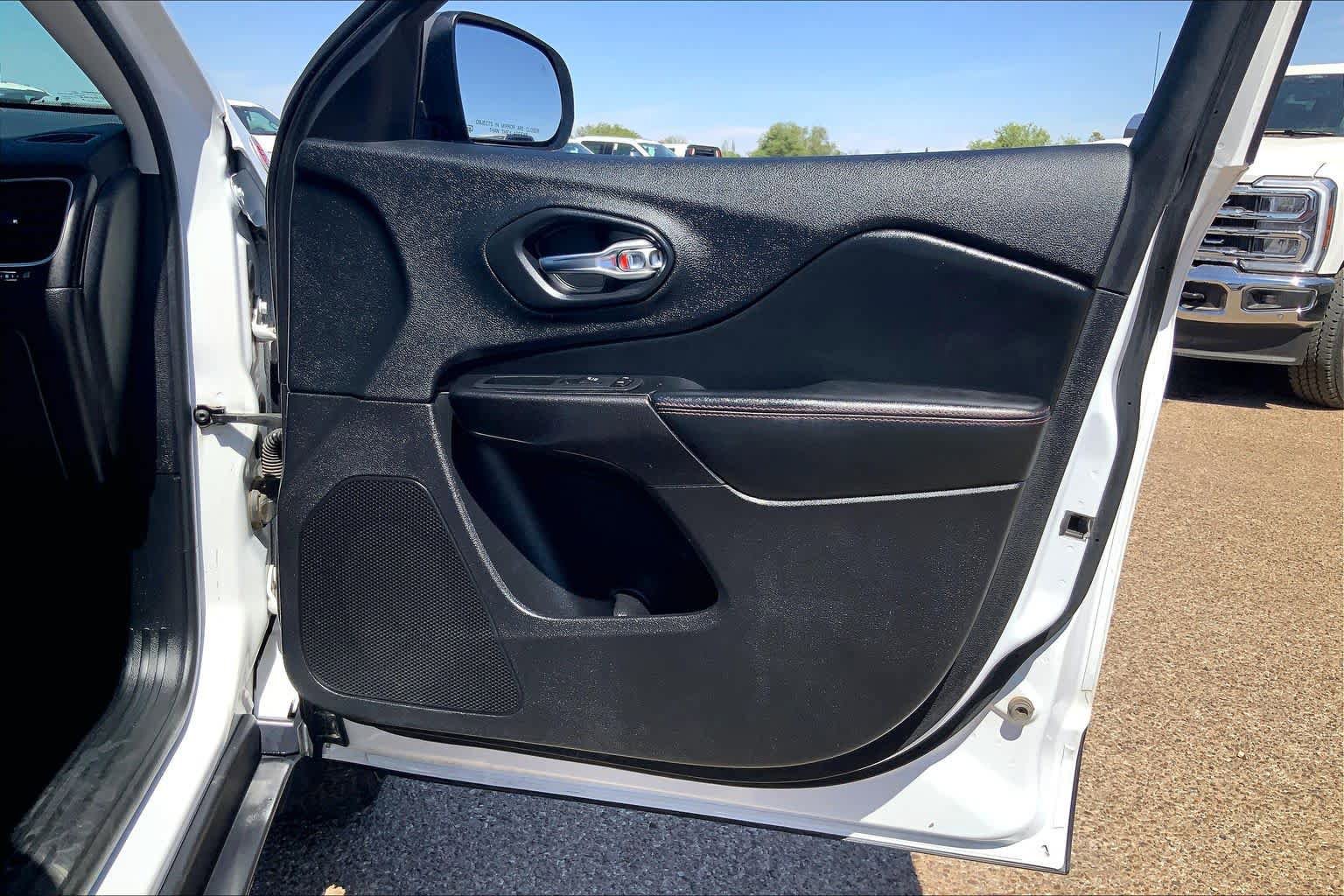 Used 2020 Jeep Cherokee Trailhawk AWD/4WD image 23