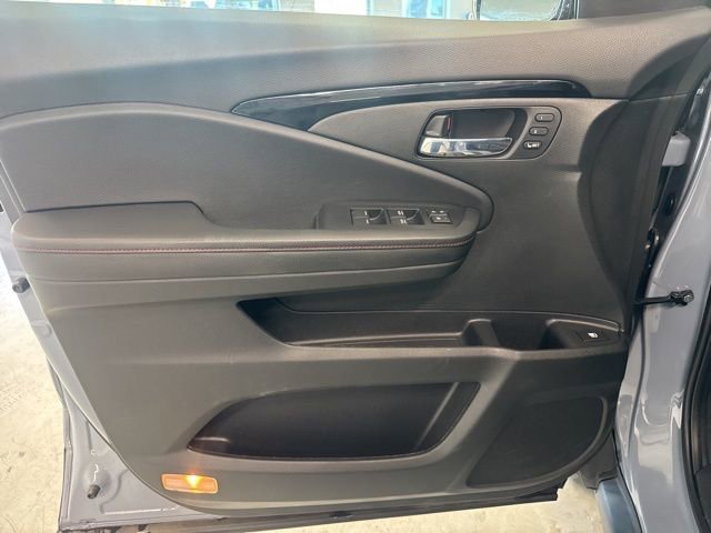 Used 2025 Honda Ridgeline Black Edition image 16