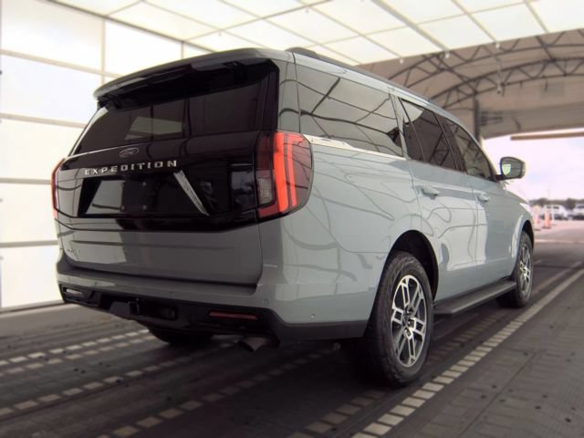 Used 2025 Ford Expedition Active AWD/4WD image 3