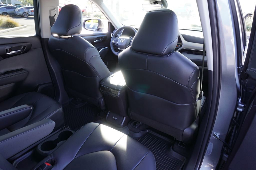 Used 2025 Toyota Highlander XLE image 11