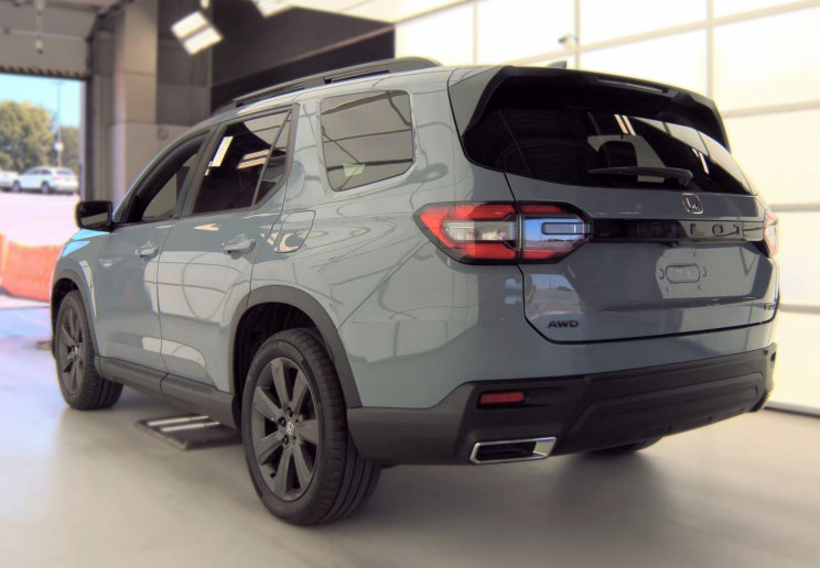 Used 2025 Honda Pilot Sport image 3
