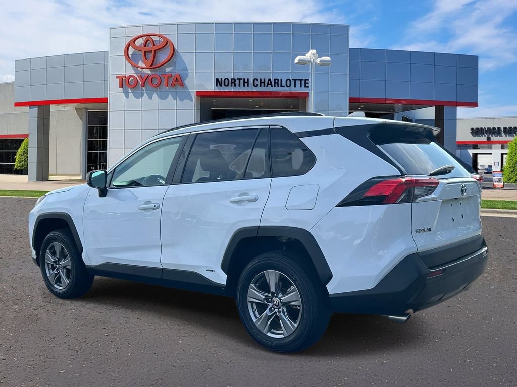 Used 2024 Toyota RAV4 LE AWD/4WD image 5