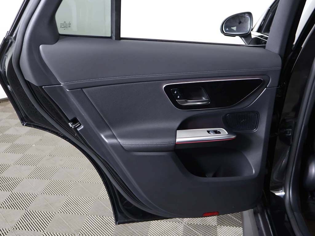 Used 2025 Mercedes-Benz GLC 300 4MATIC image 27