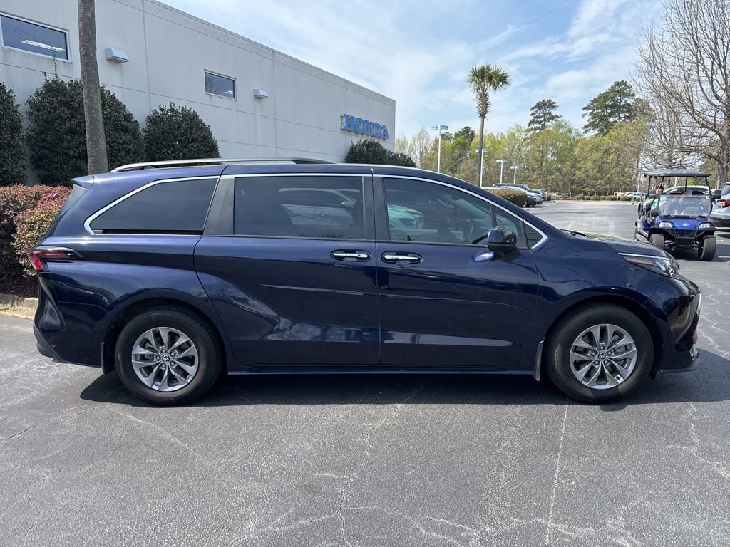 Used 2024 Toyota Sienna XLE image 2