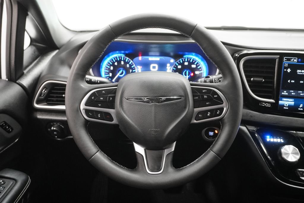 Used 2025 Chrysler Pacifica Select image 15