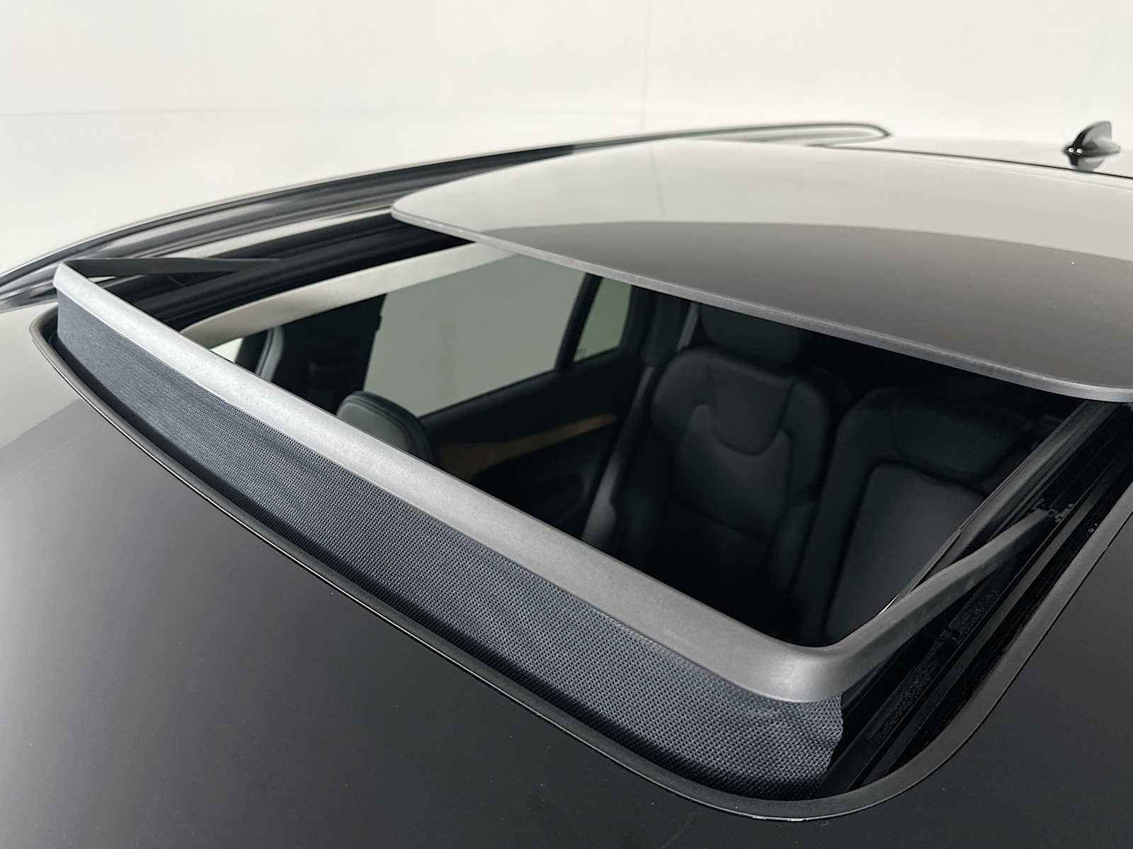 Used 2025 Volvo XC90 B6 Plus w/ Protection Package Premier image 17