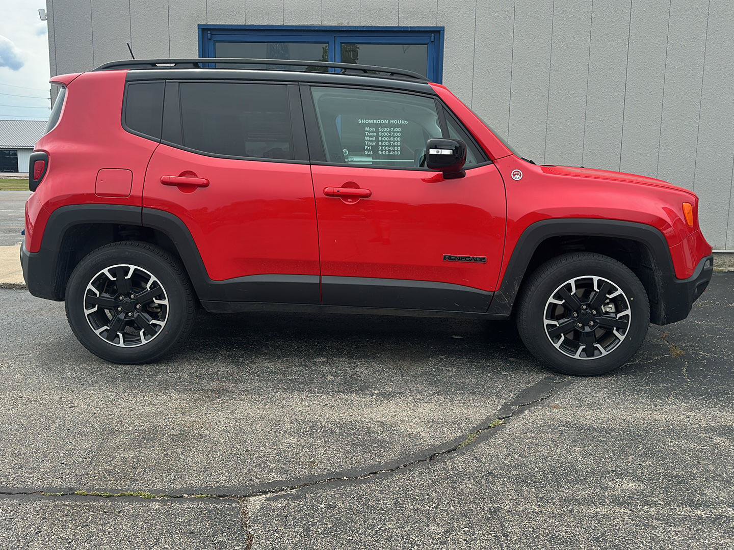 Used 2023 Jeep Renegade Trailhawk AWD/4WD image 4