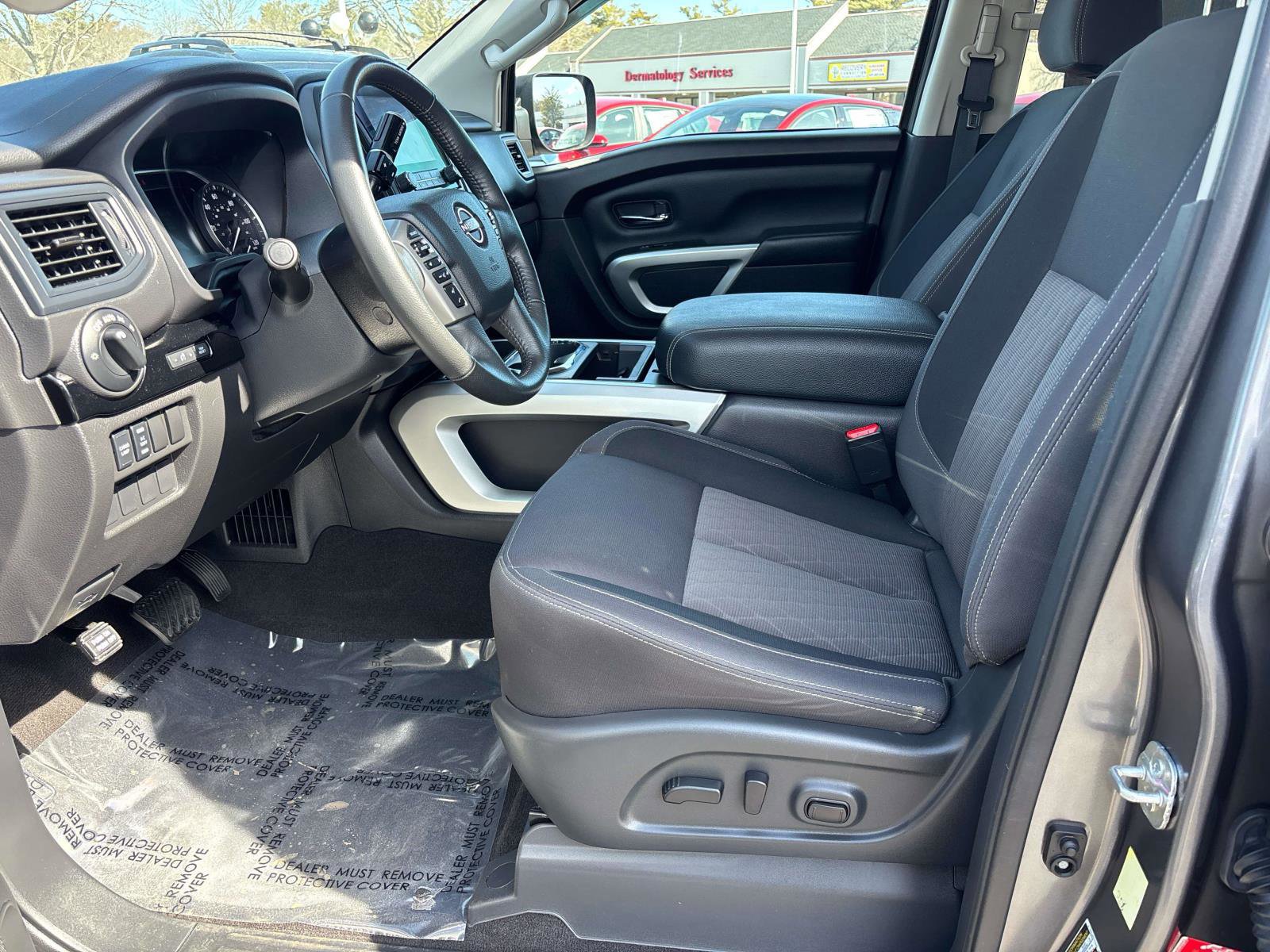 Used 2024 Nissan Titan SV w/ SV Convenience Package image 8